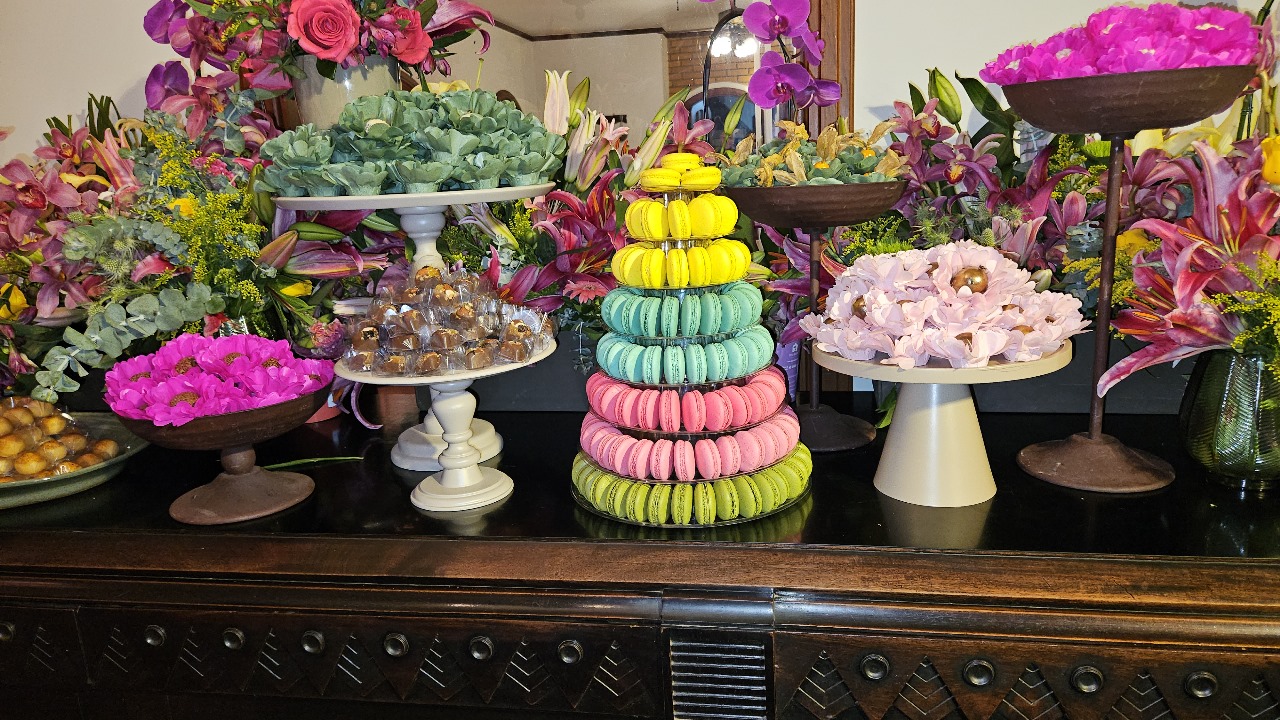 mesa bolo decorada com macarons
